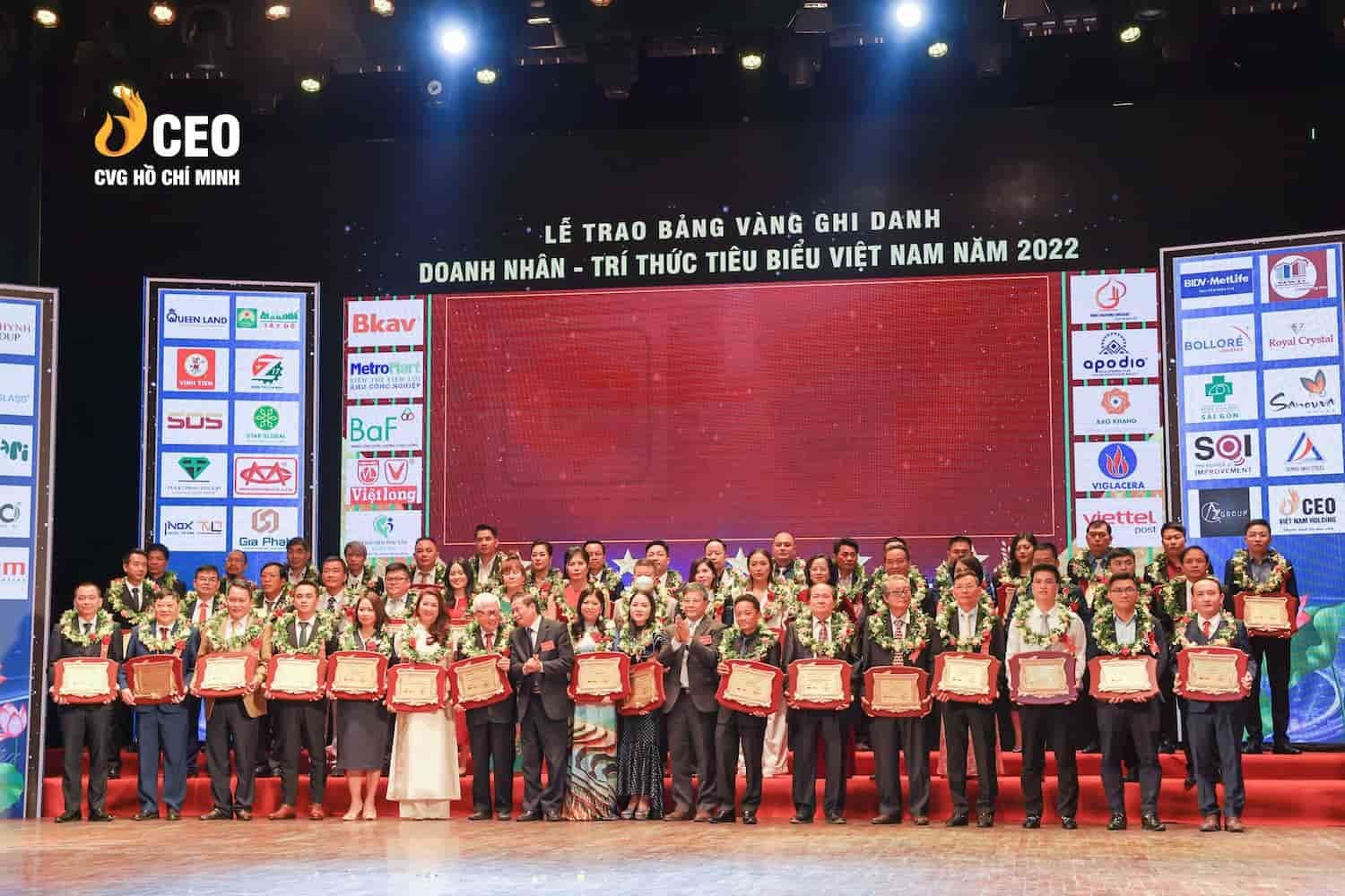 THẦY NGÔ MINH TUẤN nhận giải thưởng DOANH NHÂN XUẤT SẮC ĐẤT VIỆT NĂM 2022 - CEO Hồ Chí Minh 2 Lễ trao bảng vàng doanh nhân 2022