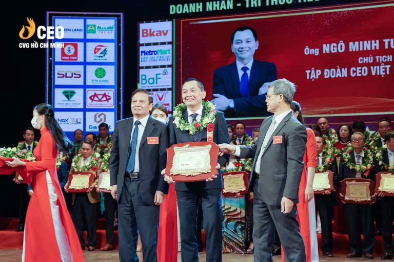 Ông Ngô Minh Tuấn nhận giải thưởng Doanh nhân Xuất sắc Đất Việt 2022